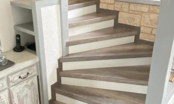 HABILLAGE D’ESCALIER, PARQUET ET PLAFOND TENDU A KINGERSHEIM